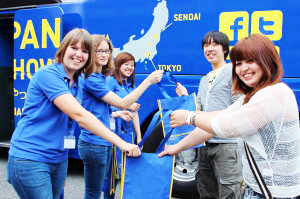 エコバッグなどを配りEUをPRする隊員