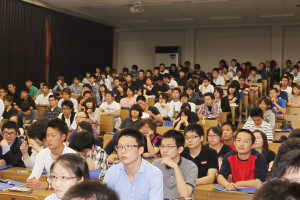 真剣な表情で講義を聴く岡山商大の学生たち