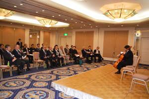 第12回EU講座　チェリスト齊藤さんが弾き語りの様子