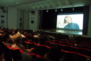 映画鑑賞の様子